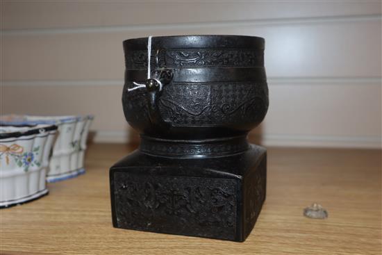 A Chinese archaistic bronze censer, 17th/18th century height 16cm